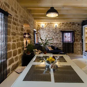 Apartment Capo Family & Capo Studio -Old Town-Parking Apartment Trogir